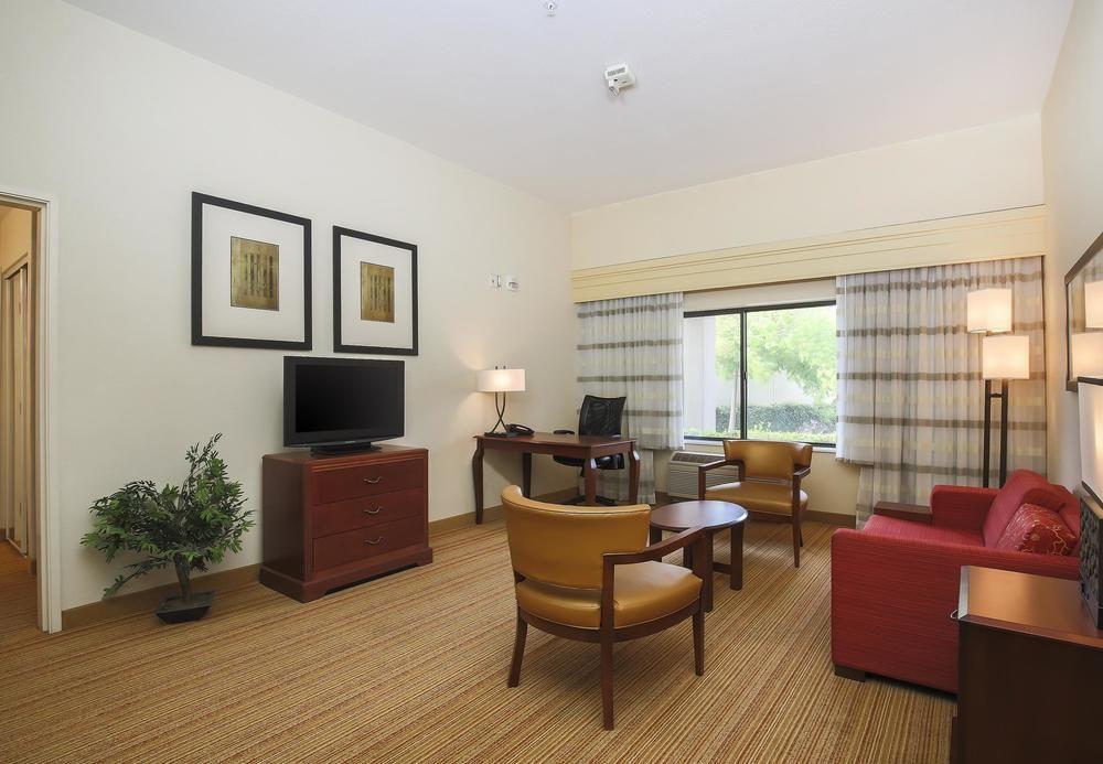 Отель Courtyard By Marriott Salinas Monterey Экстерьер фото