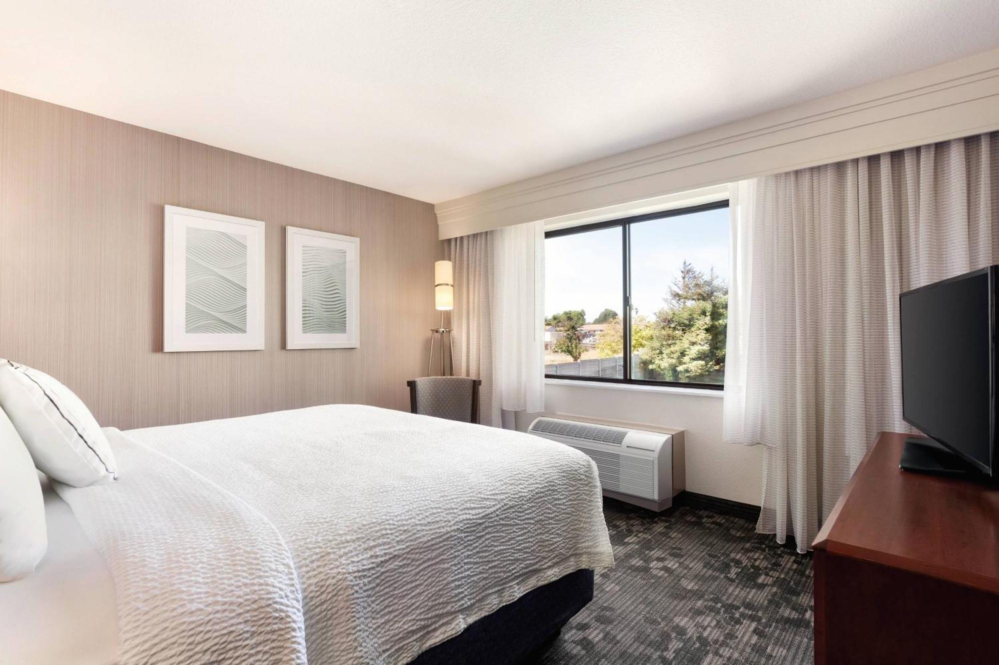 Отель Courtyard By Marriott Salinas Monterey Экстерьер фото